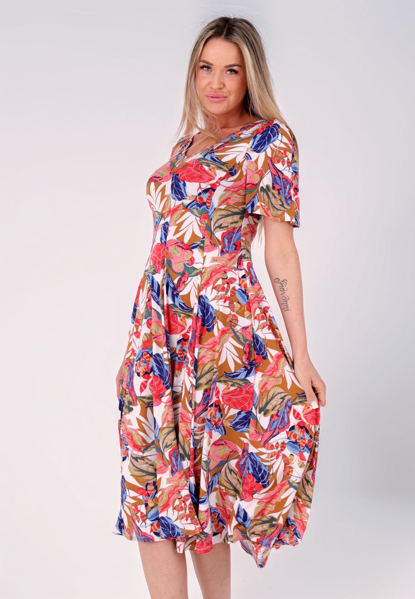 mit Rückenausschnitt und lebendigem Muster