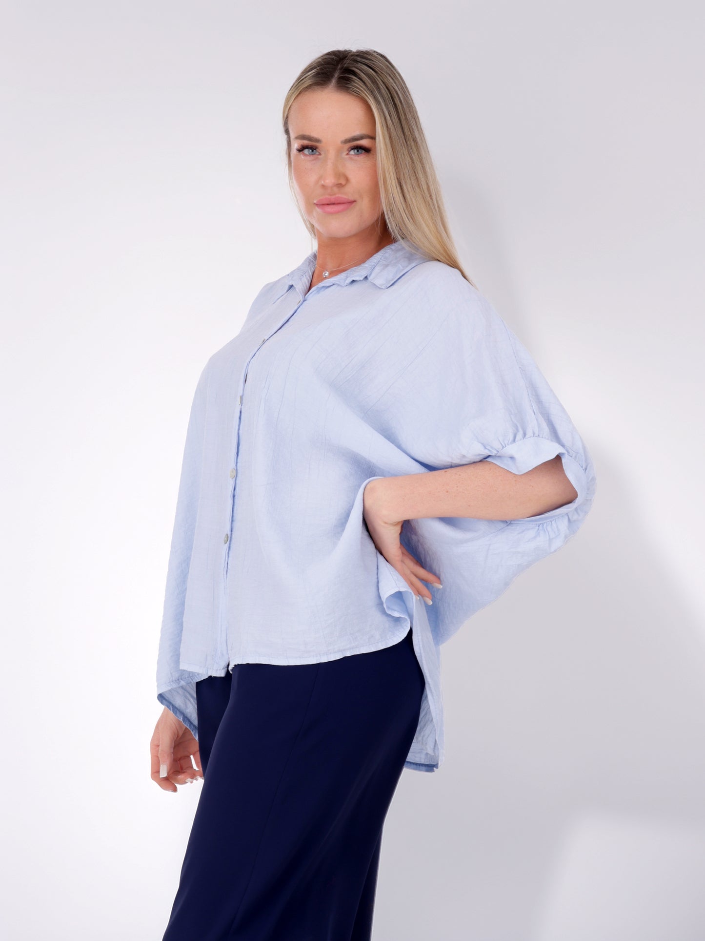 Weite Damenbluse aus 100 % Viskose mit Knopfleiste