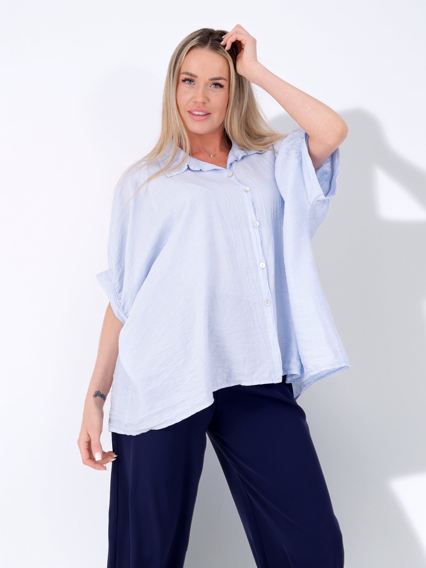 Weite Damenbluse aus 100 % Viskose mit Knopfleiste