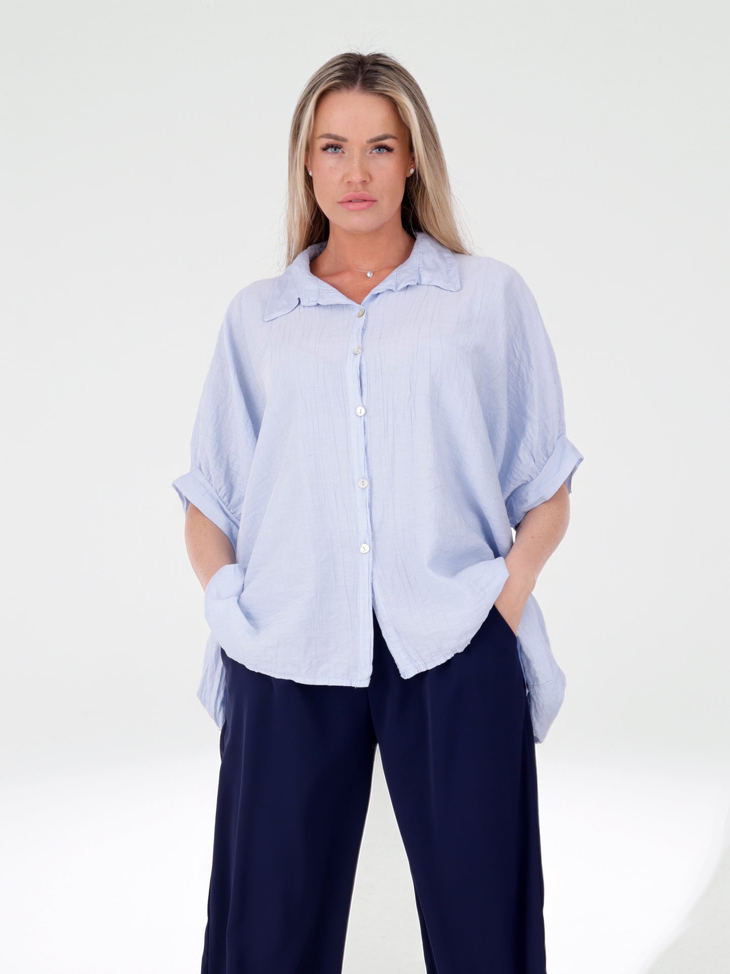 Weite Damenbluse aus 100 % Viskose mit Knopfleiste