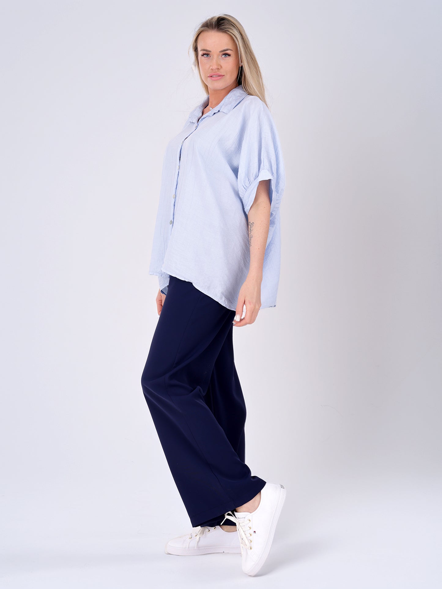 Weite Damenbluse aus 100 % Viskose mit Knopfleiste