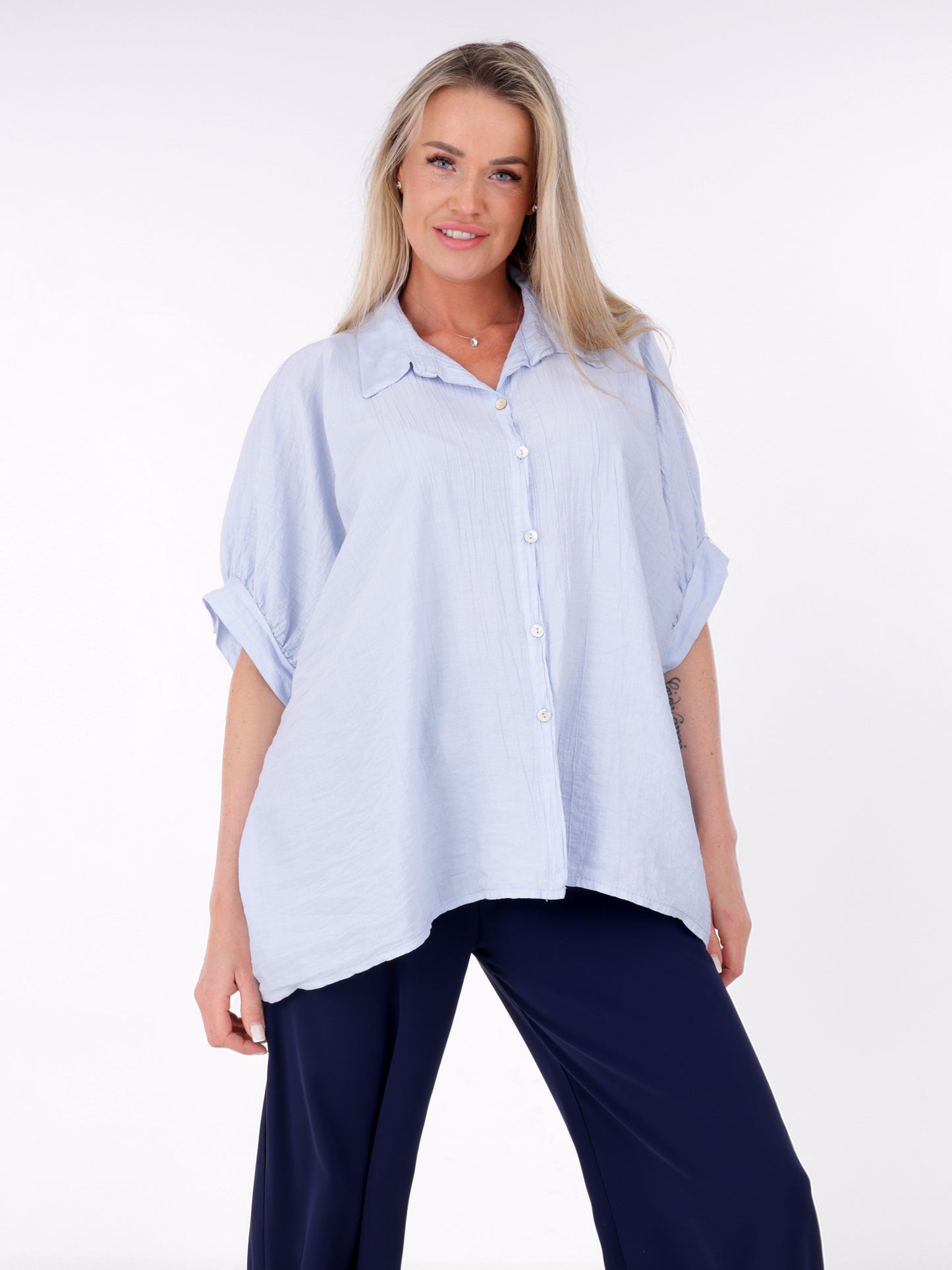 Weite Damenbluse aus 100 % Viskose mit Knopfleiste