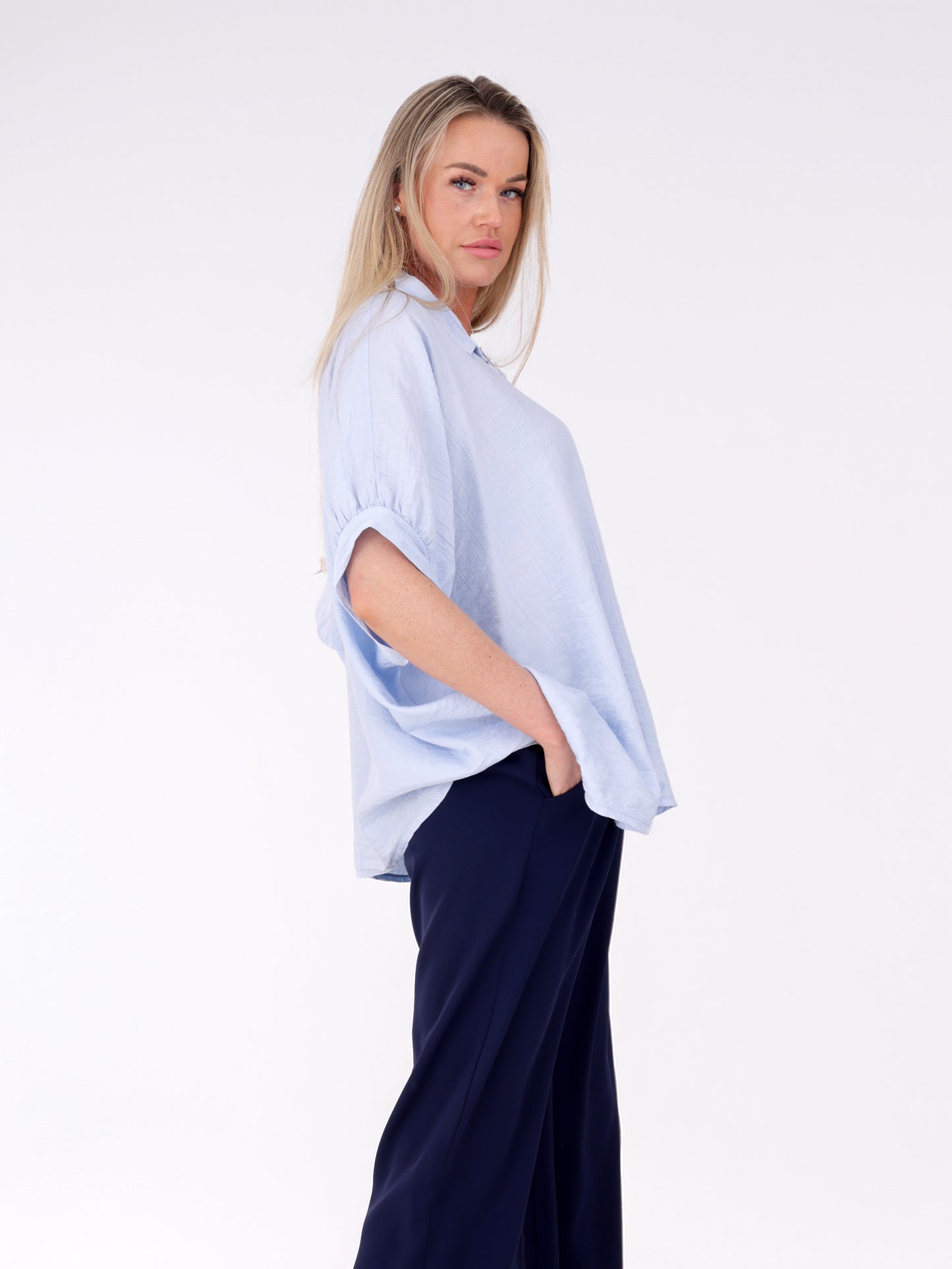 Weite Damenbluse aus 100 % Viskose mit Knopfleiste