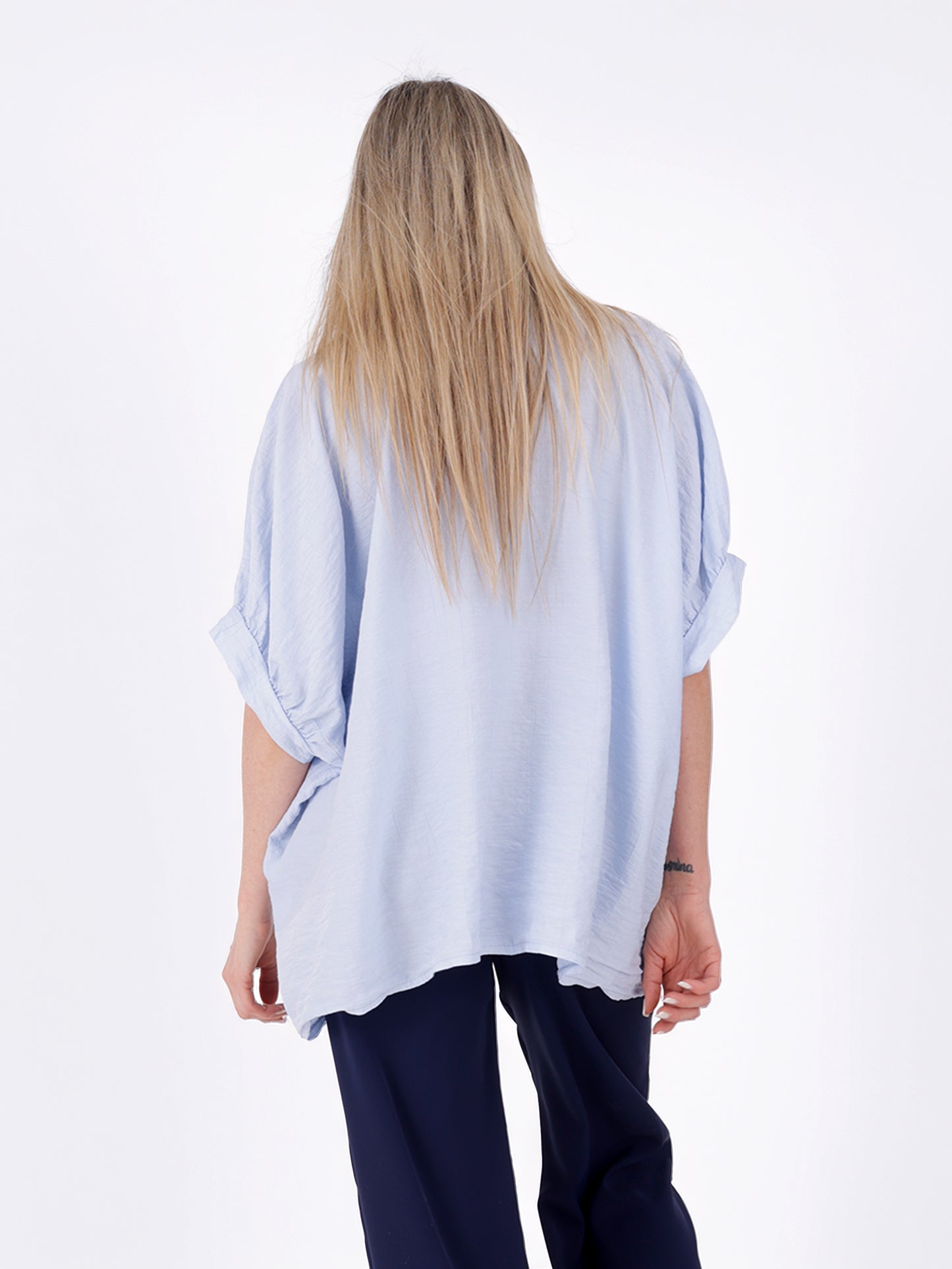 Weite Damenbluse aus 100 % Viskose mit Knopfleiste