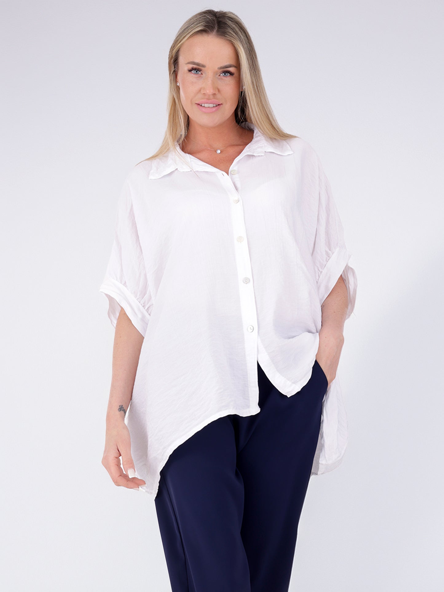 Weite Damenbluse aus 100 % Viskose mit Knopfleiste