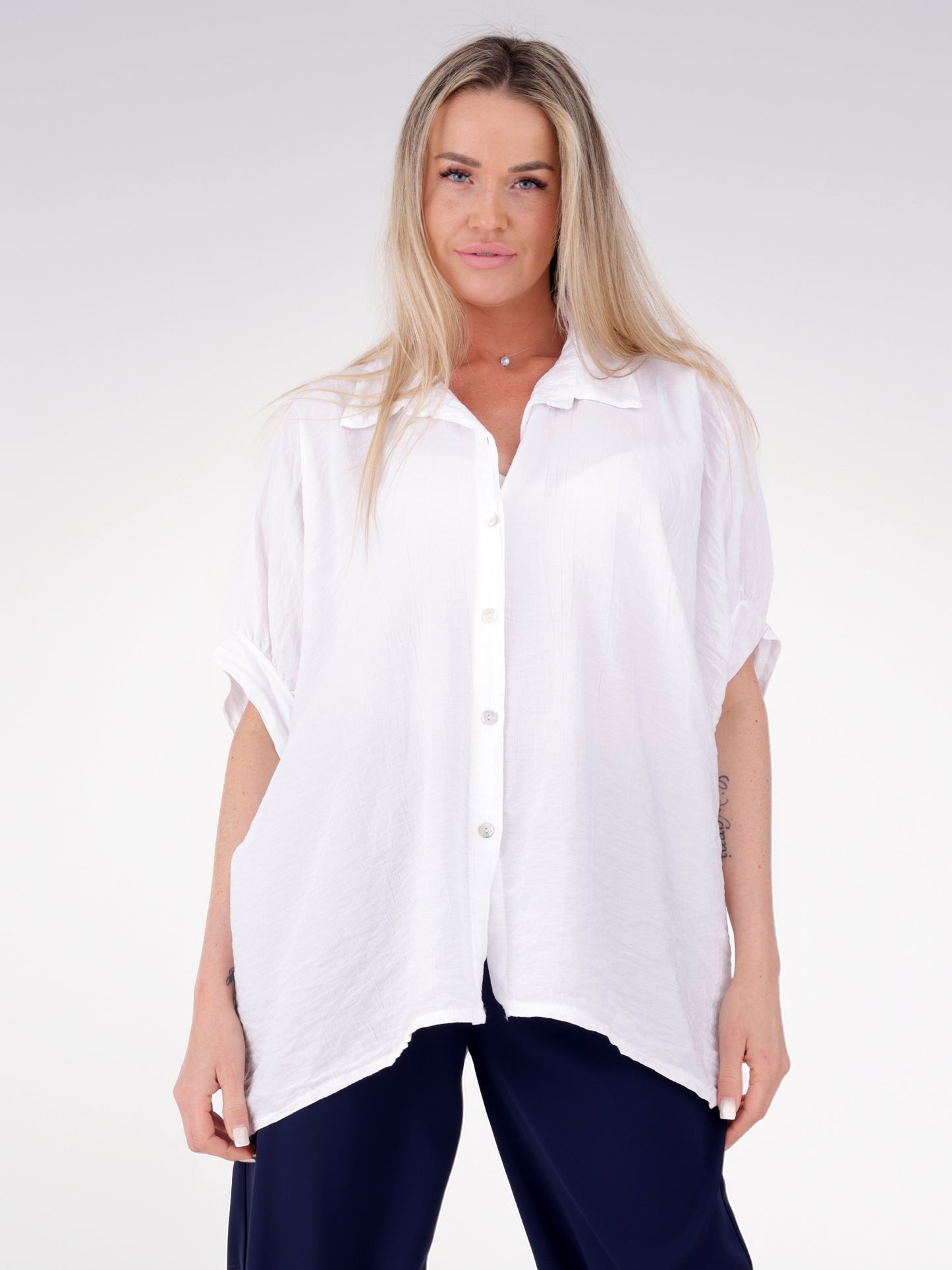 Weite Damenbluse aus 100 % Viskose mit Knopfleiste