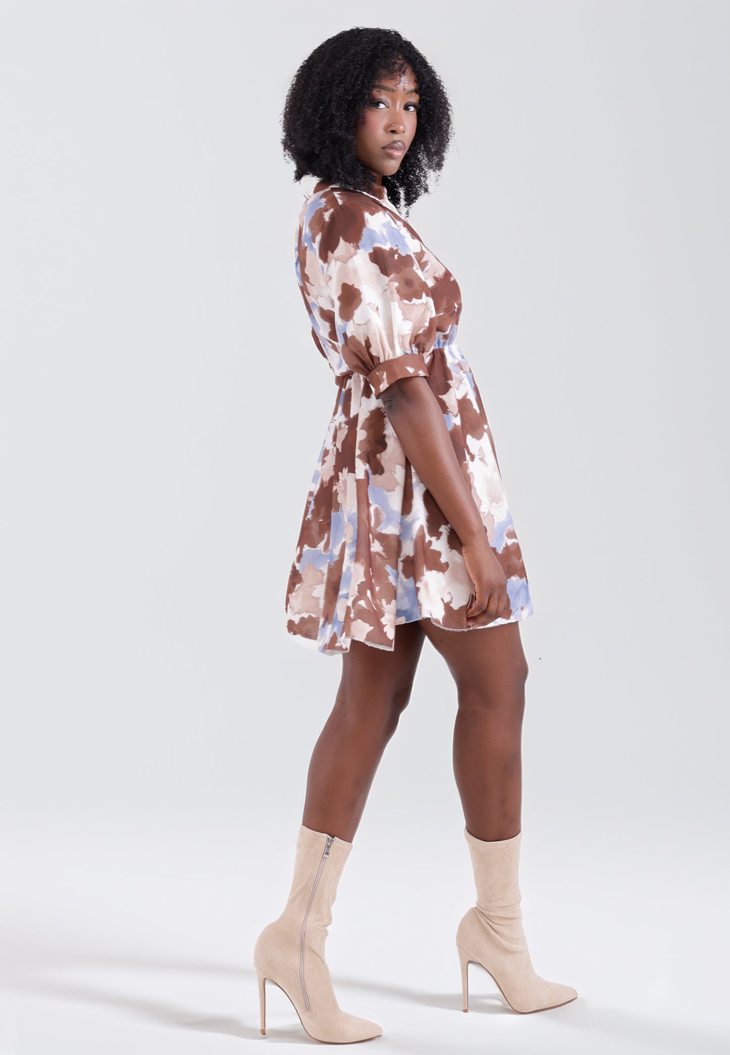 Minikleid mit Blumenprint und Bindegürtel – One Size (34–38)