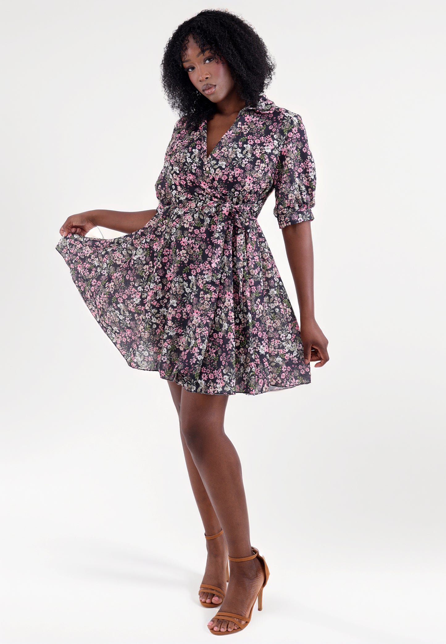 Minikleid mit Blumenprint und Bindegürtel – One Size (34–38)