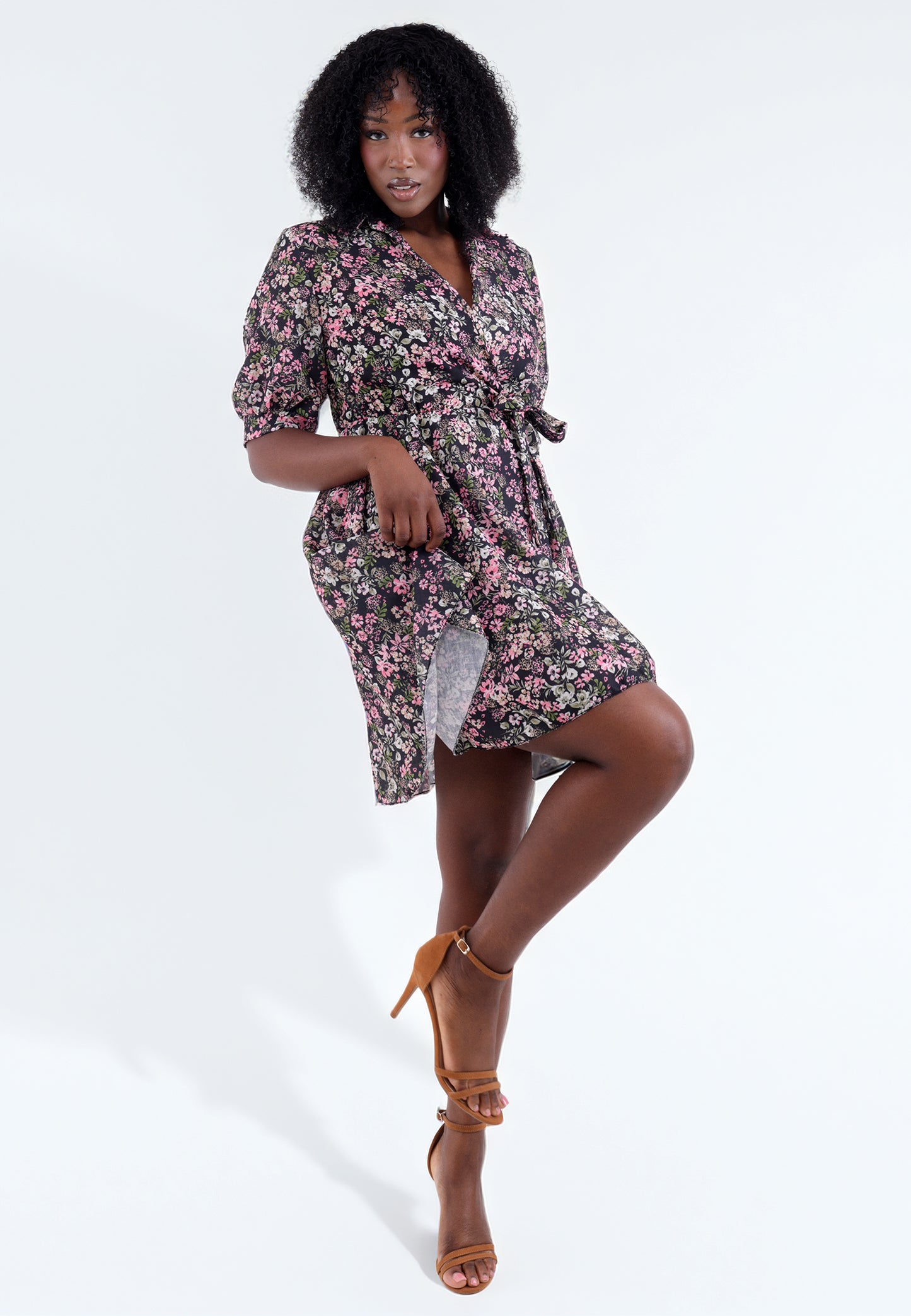 Minikleid mit Blumenprint und Bindegürtel – One Size (34–38)