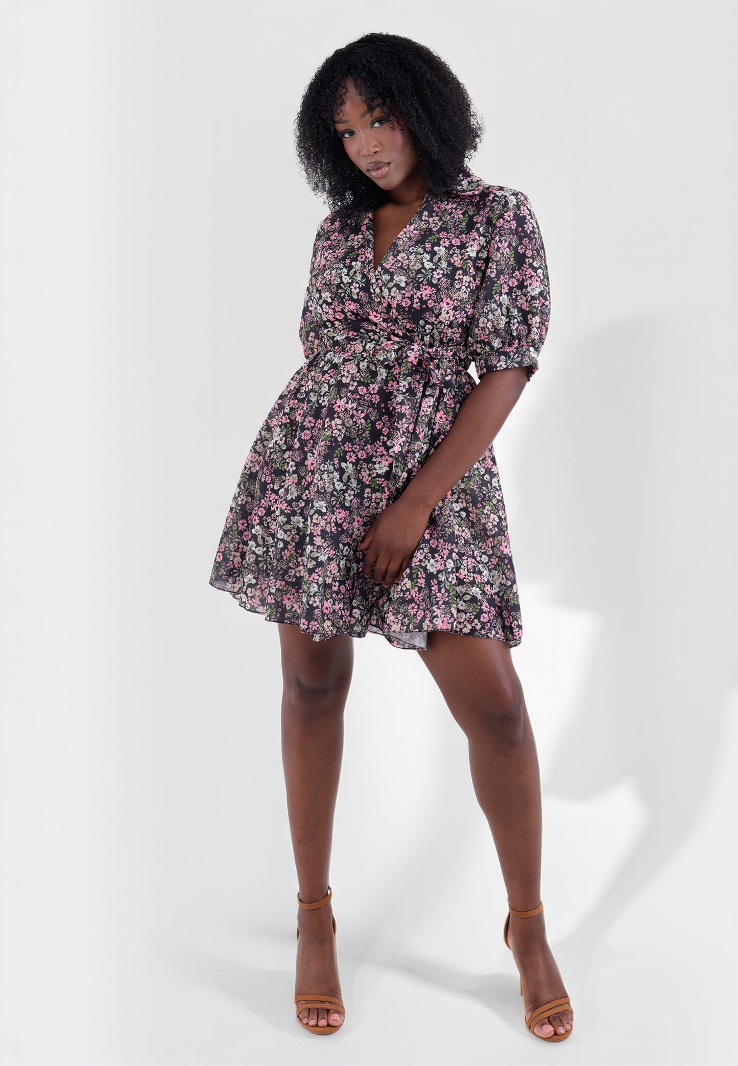 Minikleid mit Blumenprint und Bindegürtel – One Size (34–38)