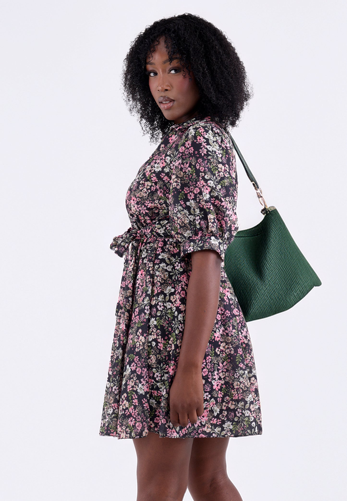Minikleid mit Blumenprint und Bindegürtel – One Size (34–38)
