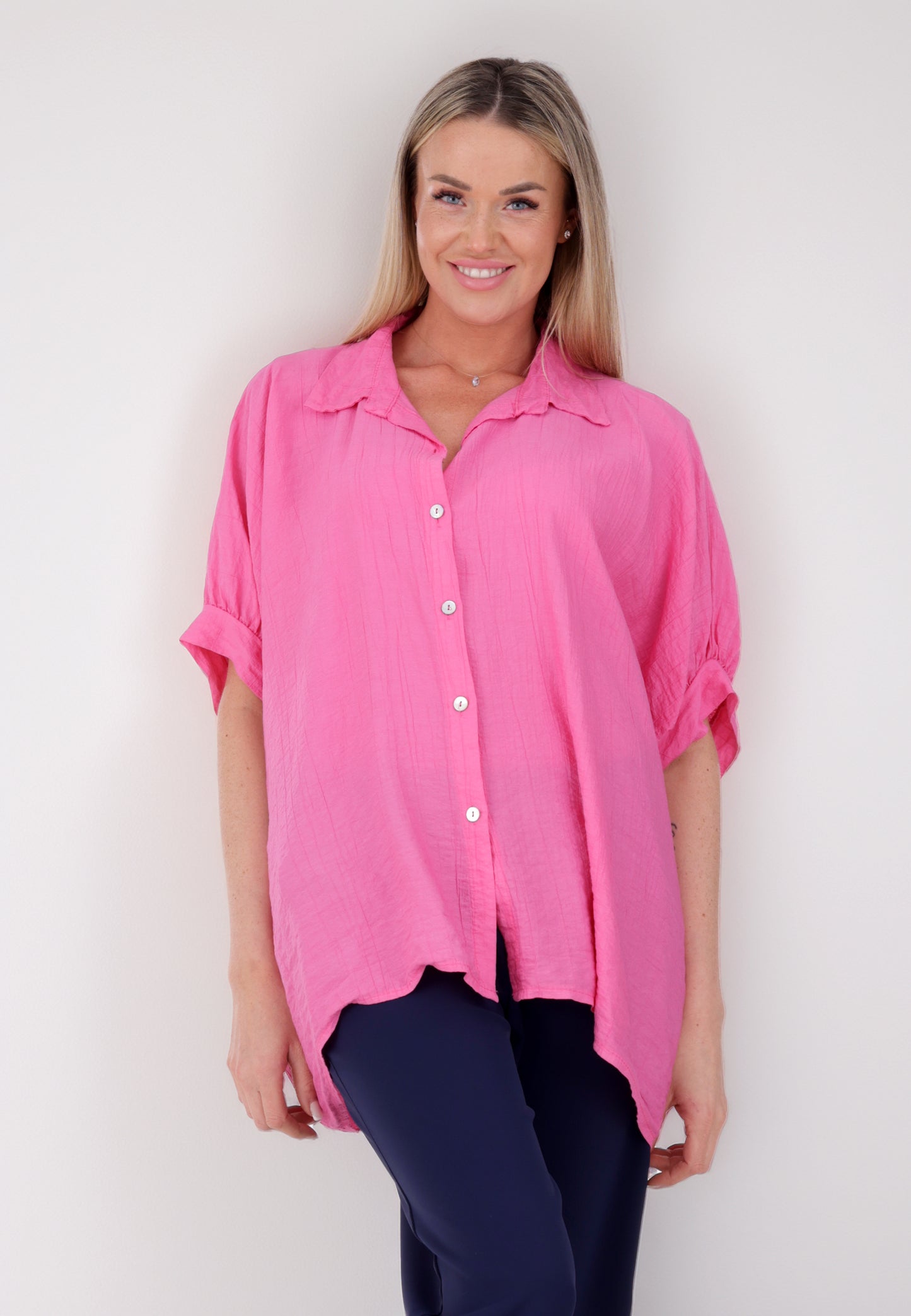 Weite Damenbluse aus 100 % Viskose mit Knopfleiste