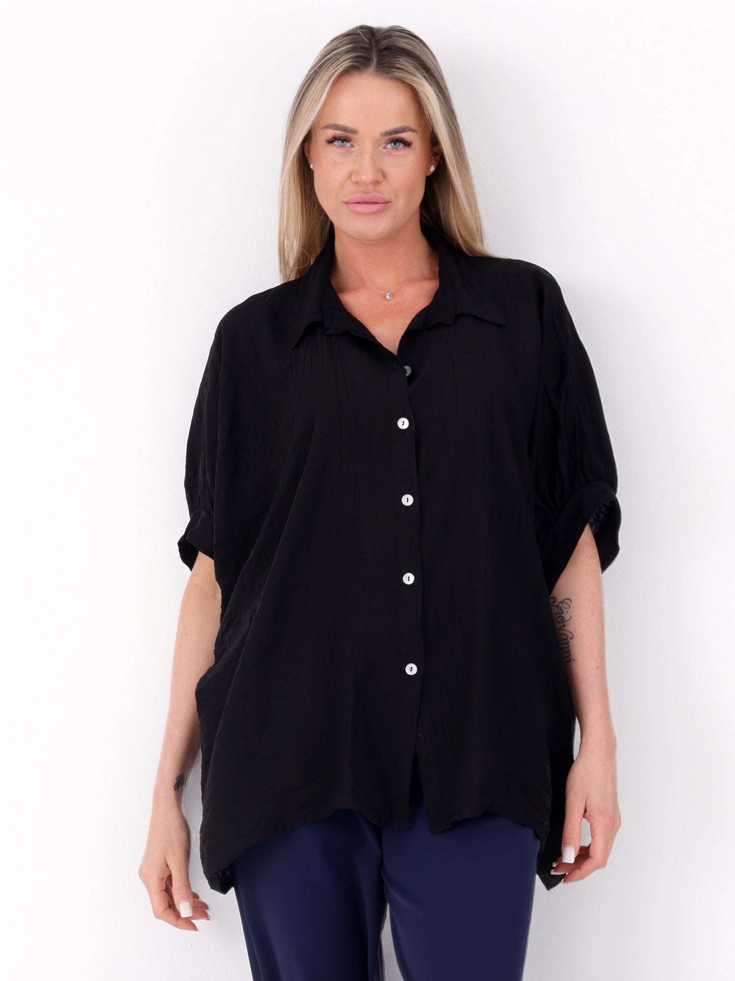 Weite Damenbluse aus 100 % Viskose mit Knopfleiste