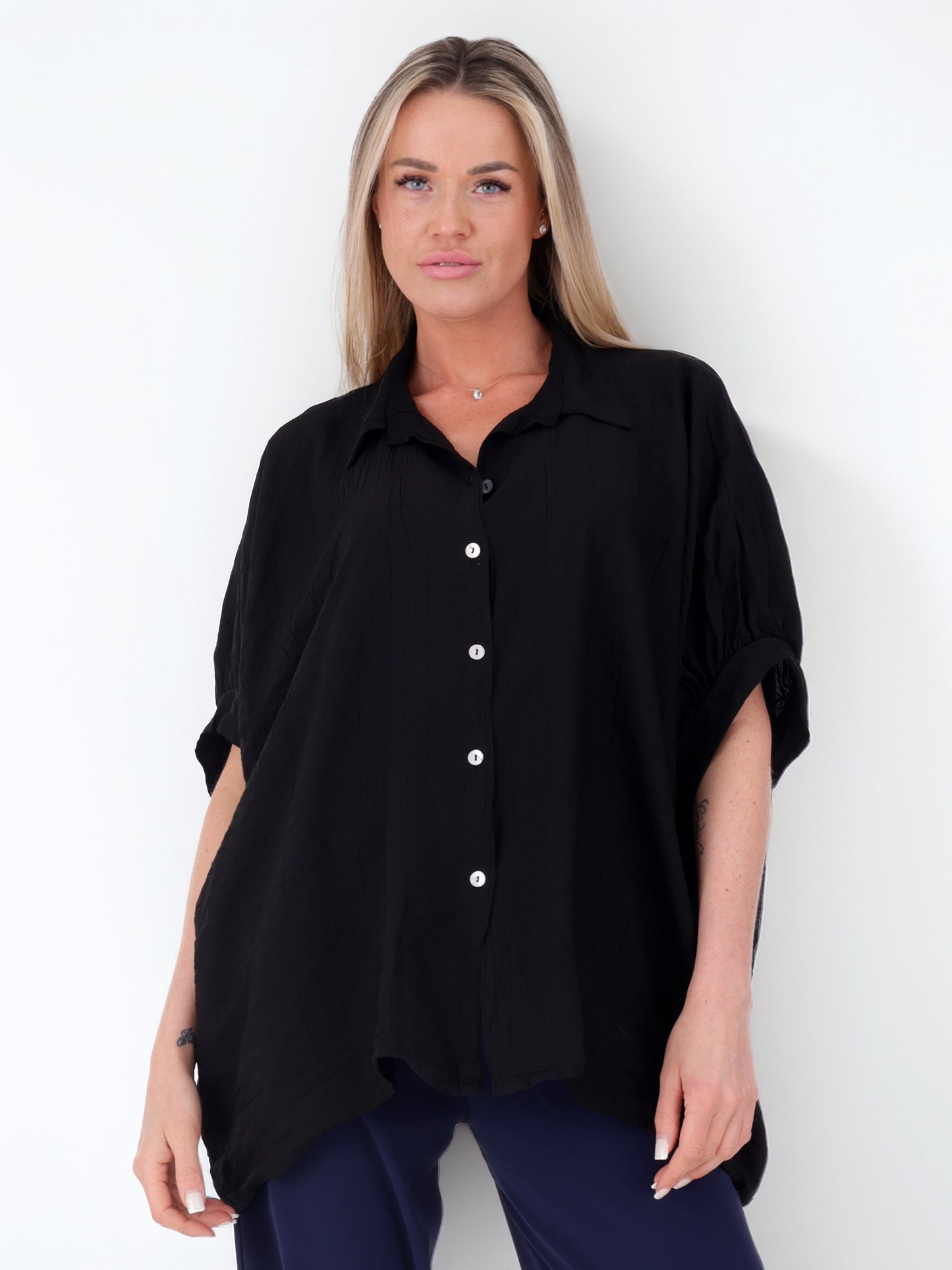 Weite Damenbluse aus 100 % Viskose mit Knopfleiste