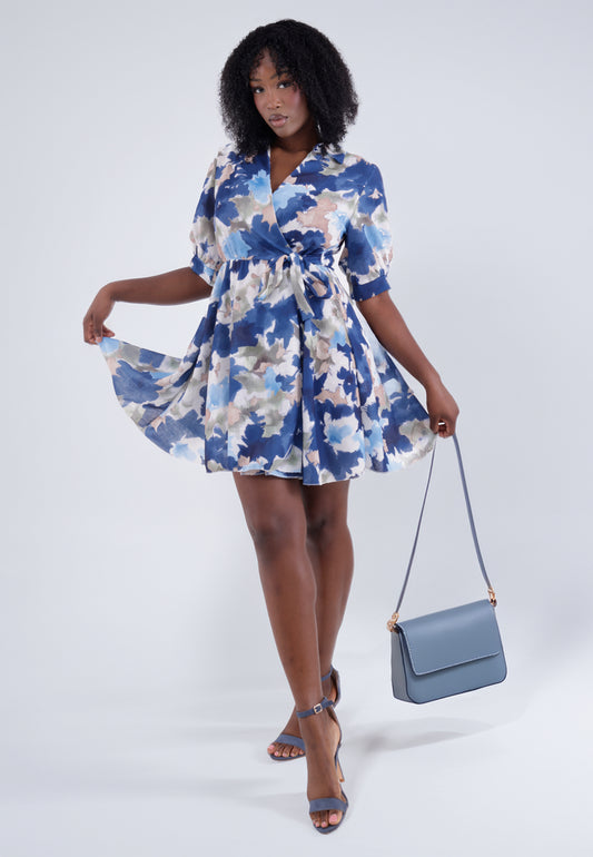 Minikleid mit Blumenprint und Bindegürtel – One Size (34–38)